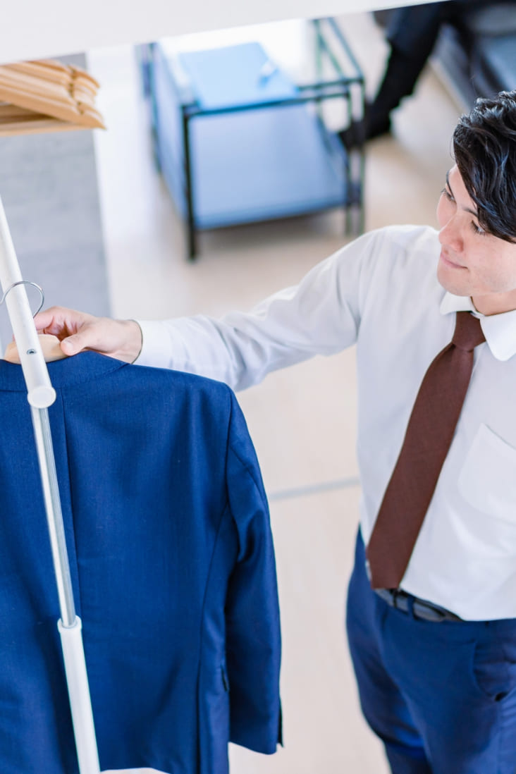 会社員が整理収納している様子