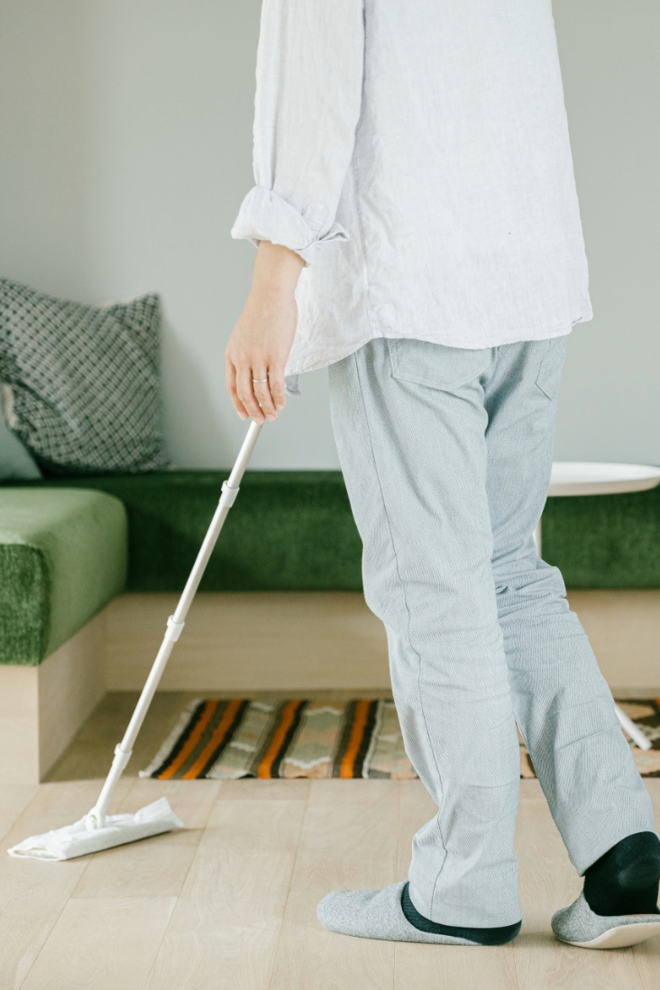 男性が整理収納している様子
