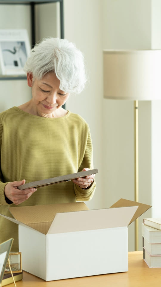 年配の方が整理収納している様子